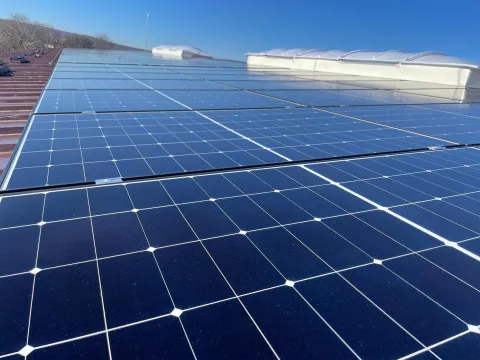 Câmp de panouri fotovoltaice pe acoperiș