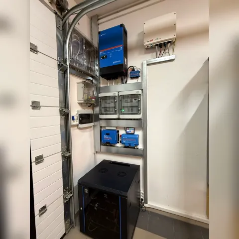 Sistem victron Energy Multiplus 8000 cu stocare Pylontech de 9,6kWh in retea micro-grid cu SolarEdge,