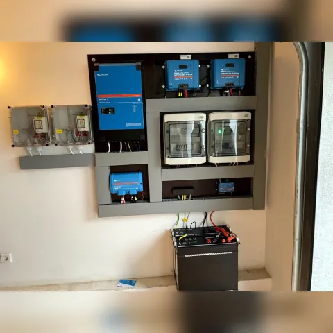 Sistem Victron Multiplus 5kVA impreuna cu o stocare Pylontech de 9,6KVA. Sistemul are trackere MPPT externe.