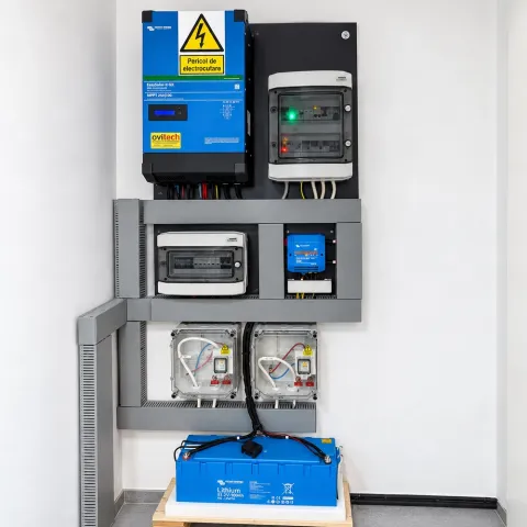 Sistem Victron Energy cu invertor Easy Solar 5kVA si baterie Victron Energy de 5kWh.