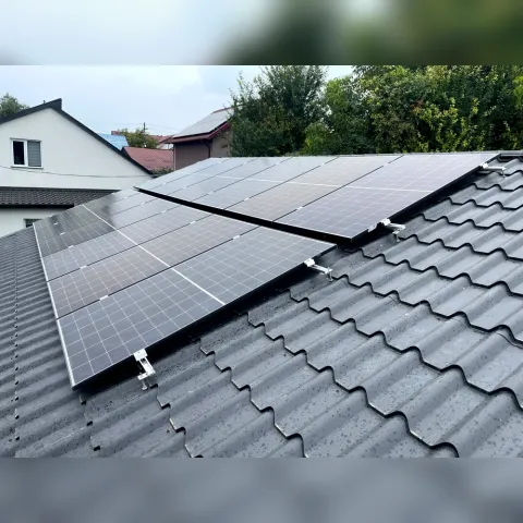 Modul fotovoltaic Trina Solar Vertex S+, modelul double glass. Aceste game de panouri au o eficienta foarte buna in functionarea cu Victron