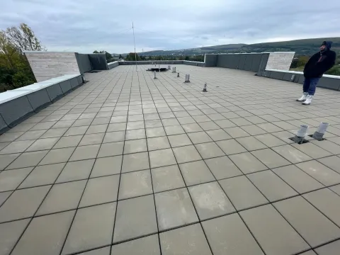 Terasa blocului pe care urmeaza a se instala sistemul fotovoltaic. Inainte lucrari se identifica amplasamentul