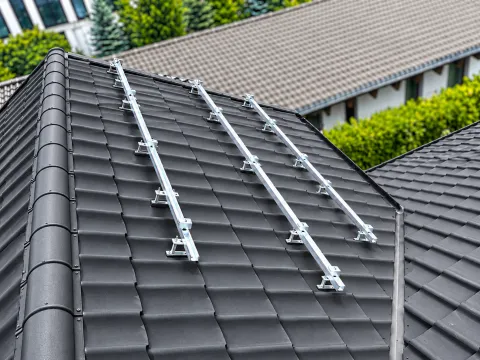 Prinderea pe tabla Lindab se face cu structura de montaj cu bara continua pentru o fixare cat mai buna a acesteia in acoperis