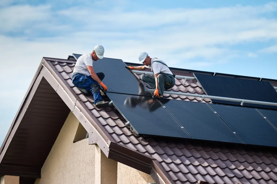 Panouri fotovoltaice montate de Ovitec pe o casă din Suceava