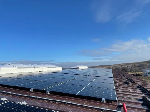 Panouri fotovoltaice pe acoperișul unei clădiri